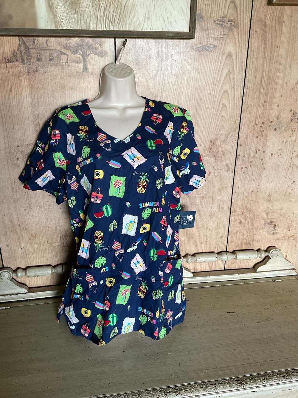 Zoe + Chloe Summer Fun Print V-Neck Scrub Top Size L/G